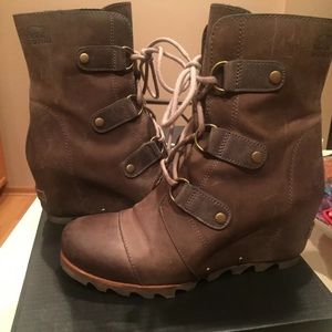Sorel Joan Of Arctic Wedge ankle boots. Size 9